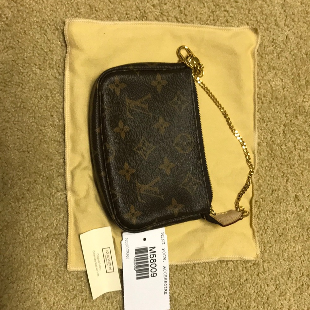 NWT Louis Vuitton wristlet clutch